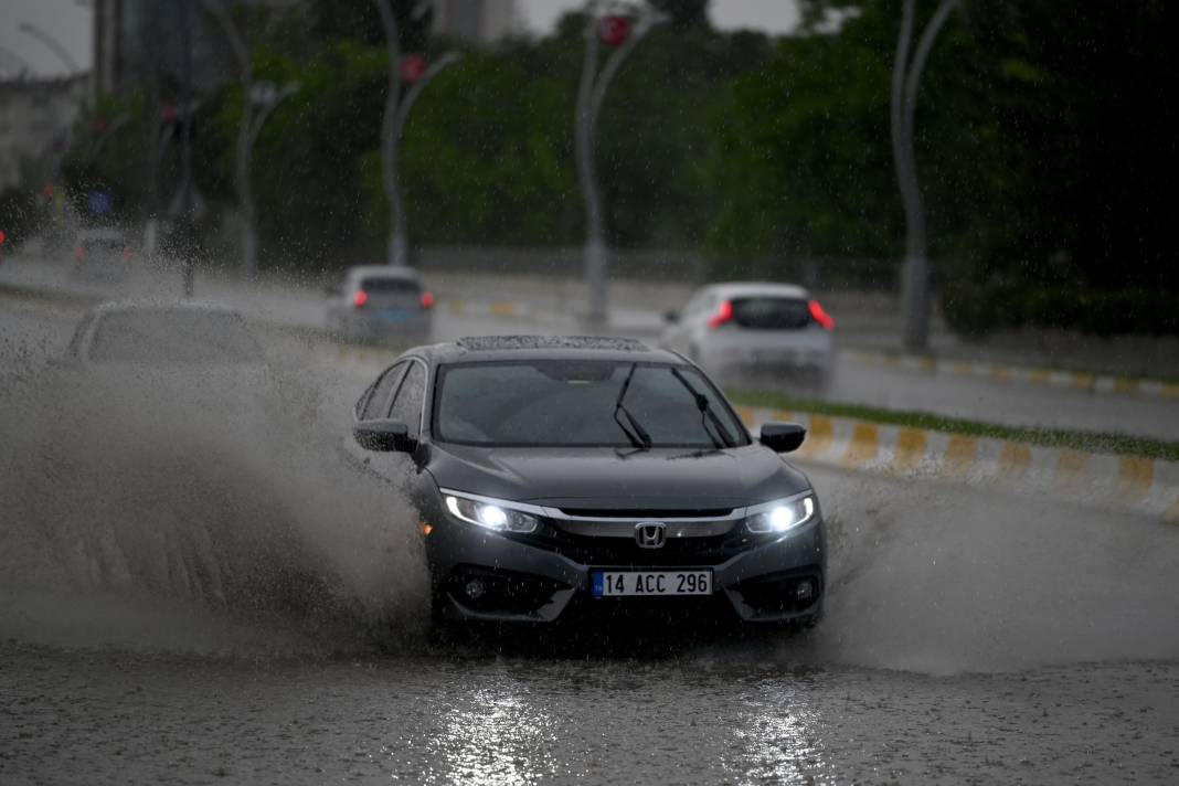 Edirne’yi sağanak vurdu! Cadde ve sokaklar göle döndü 6